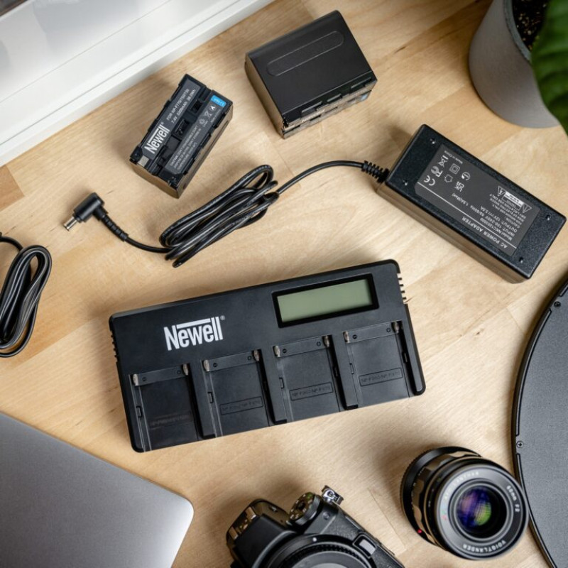Чотирьох канальний зарядний пристрій Newell DF-4CH для акумуляторів NP-F